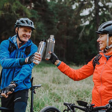 2 mature cyclists holding their smartbottle together